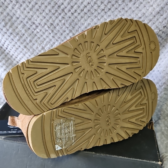 UGG Men's Brown Chukka Boots - Picture 6 of 9